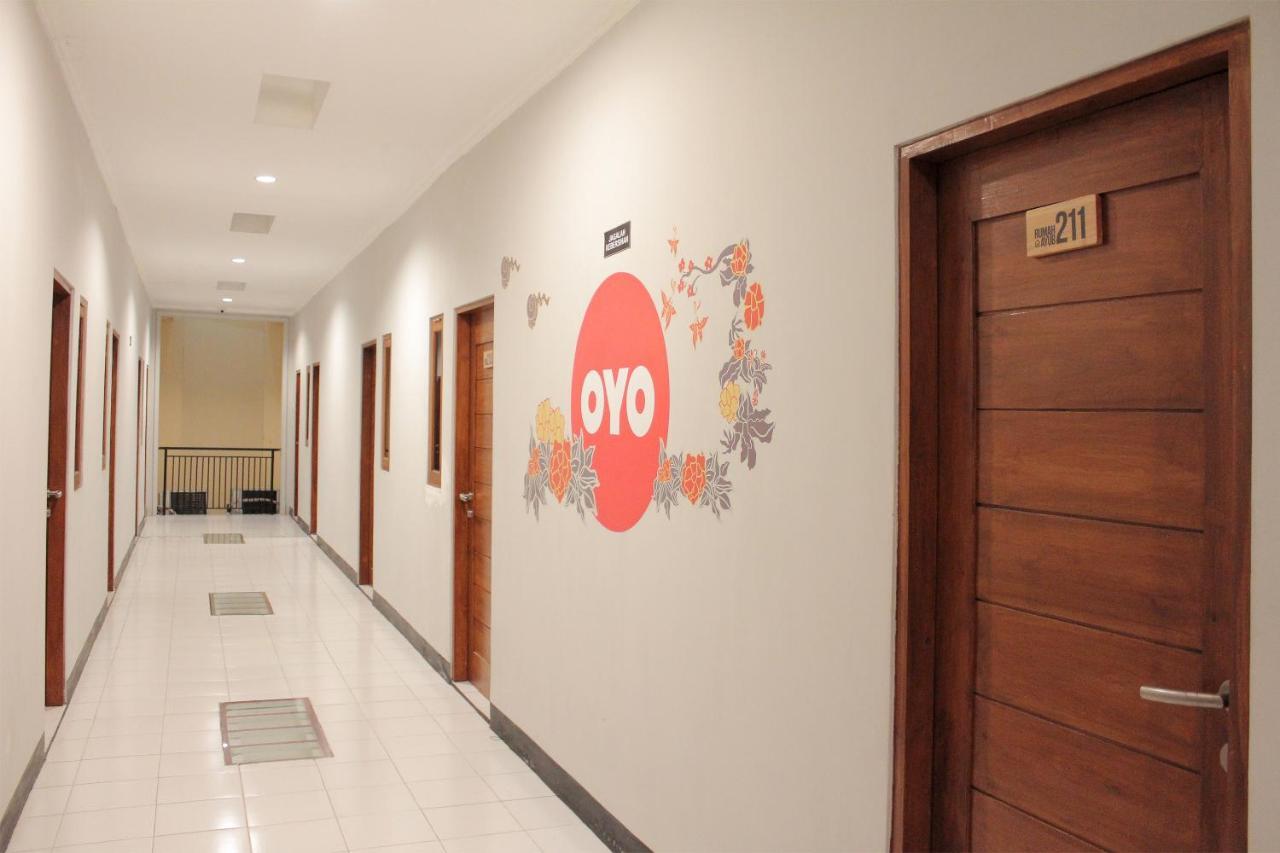 Oyo 121 Rumah Ayub Syariah Hotel Джакарта Екстериор снимка